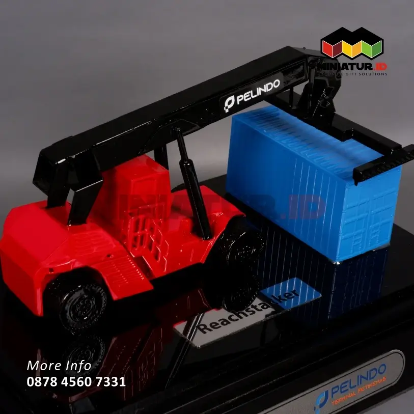 Detail Miniatur Reach Stacker Container Handler
