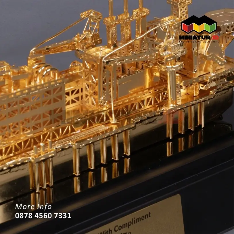Detail Miniatur Kapal FPU