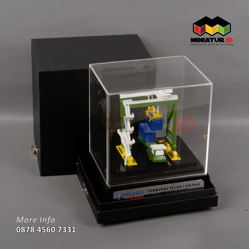Box Miniatur Crane Terminal Teluk Lamong