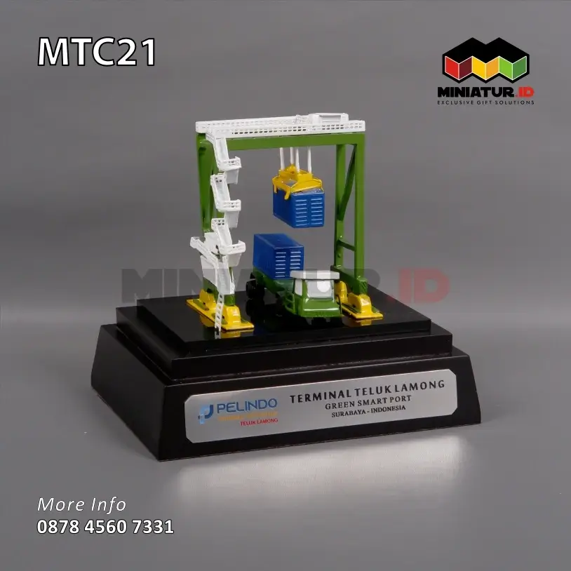 Miniatur Crane Terminal Teluk Lamong