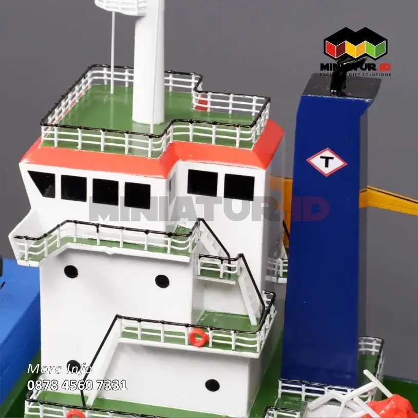 Detail Miniatur Kapal Kargo Container Tanto Bersinar